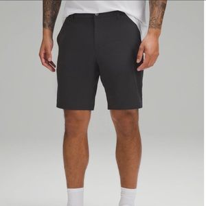 LULULEMON COMMISSION SHORT SIZE 30 BLACK